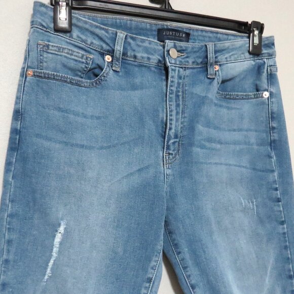 JustUSA Light Wash Mid-Rise Distressed Boyfriend Jeans Size 31 - Picture 5 of 10